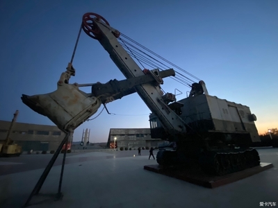 夕陽余暉下的阜新 一座工業城市的記憶與礦山、建筑設備零部件的回響